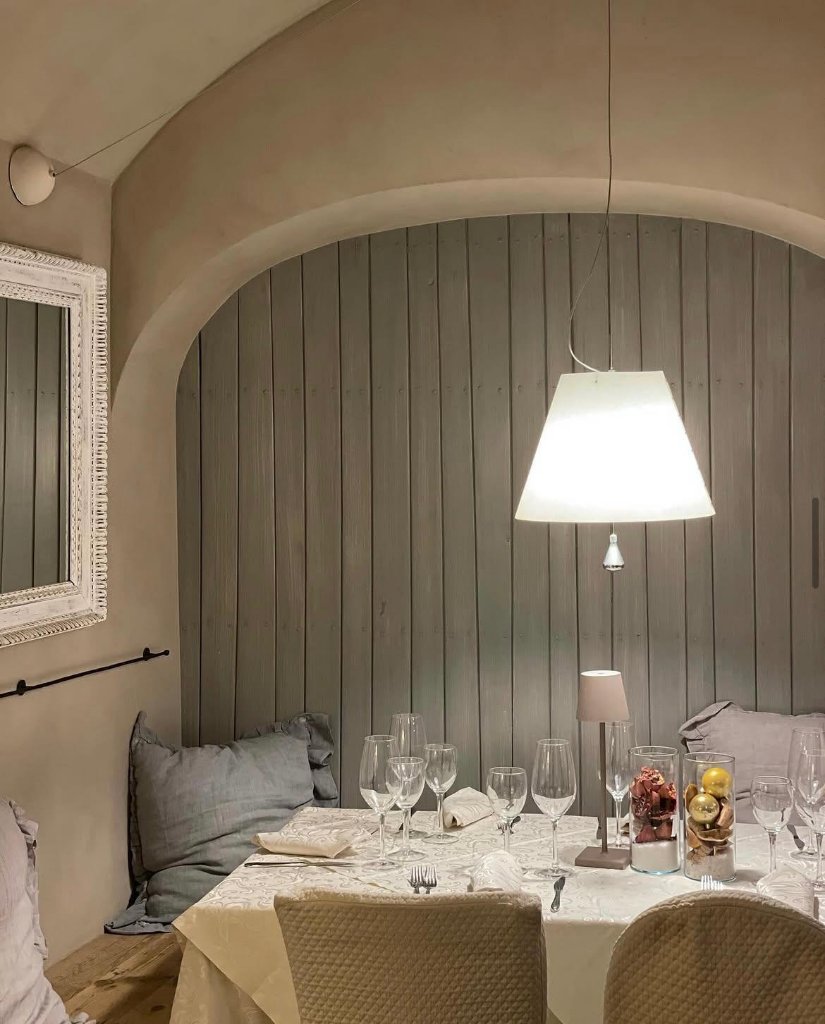 Interno elegante del Ristorante Mas-Cì con illuminazione calda e camino