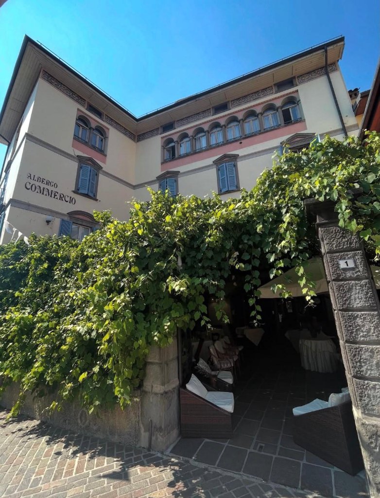 Vista esterna del ristorante nella piazza di Clusone