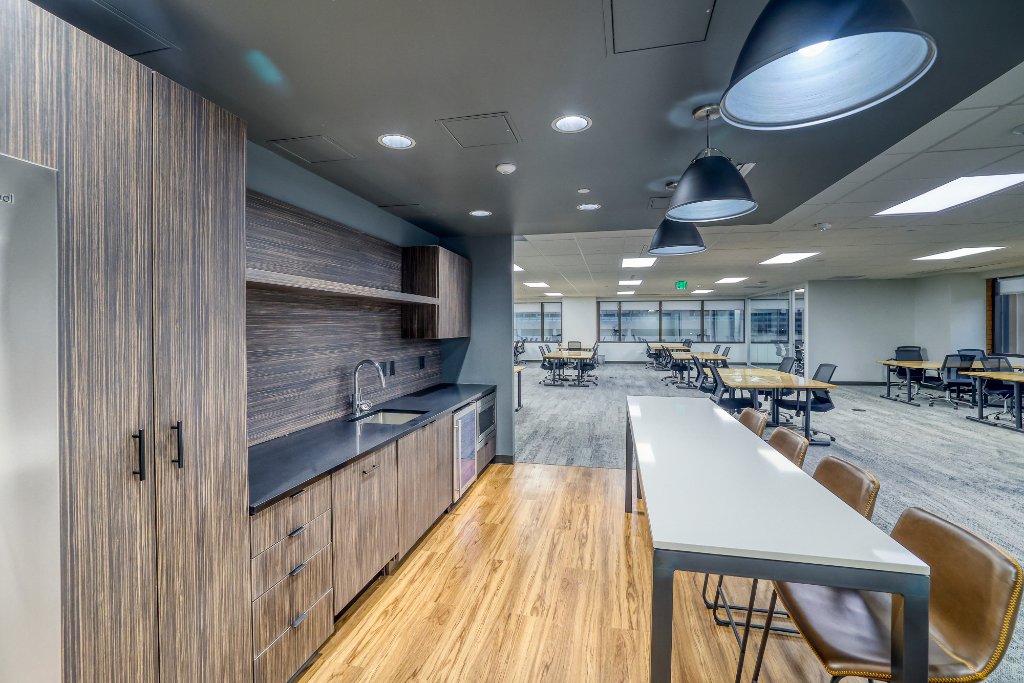 Amenities — Kitchen & Collaborative Bar
