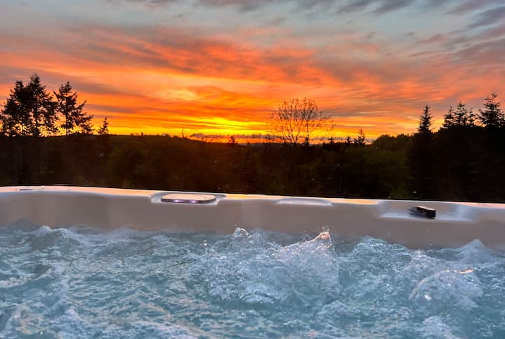 Privater Whirlpool bei Sonnenuntergang der Ferienwohnung Stabenhof an der Mosel – Wellness im Freien