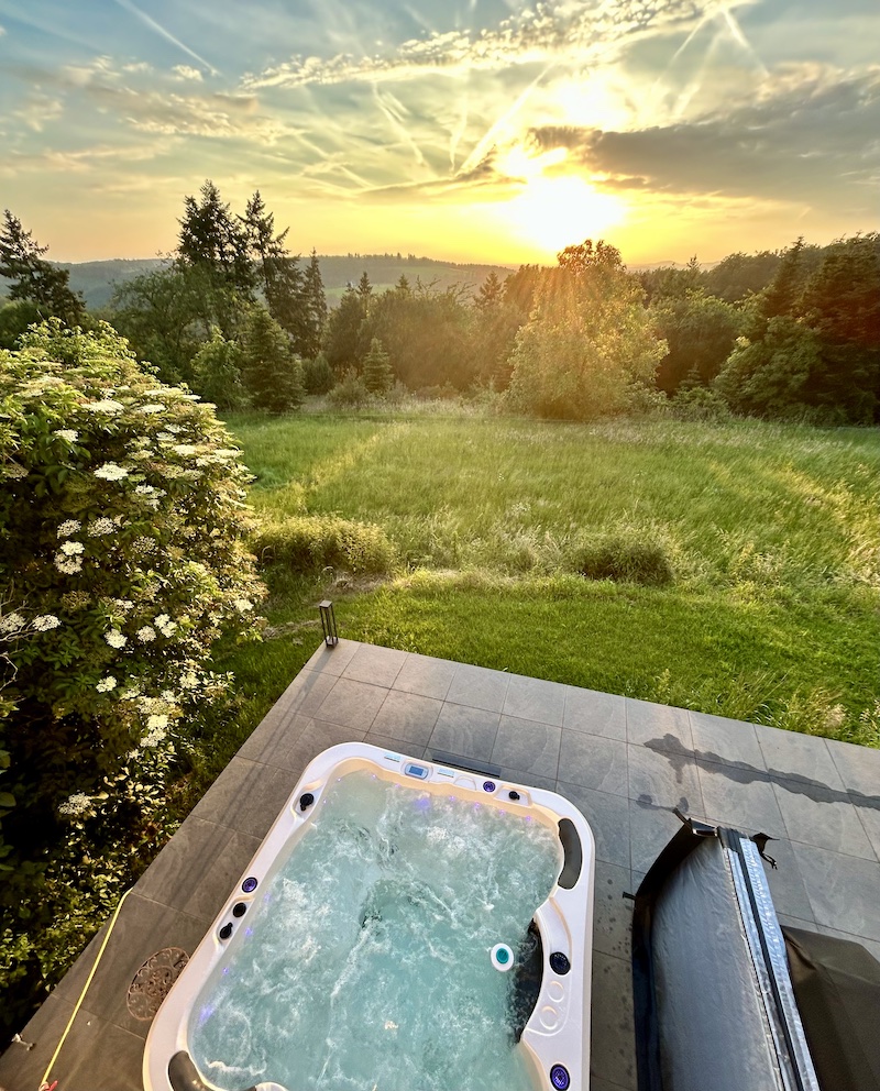 Whirlpool auf der Terrasse der Ferienwohnung Stabenhof