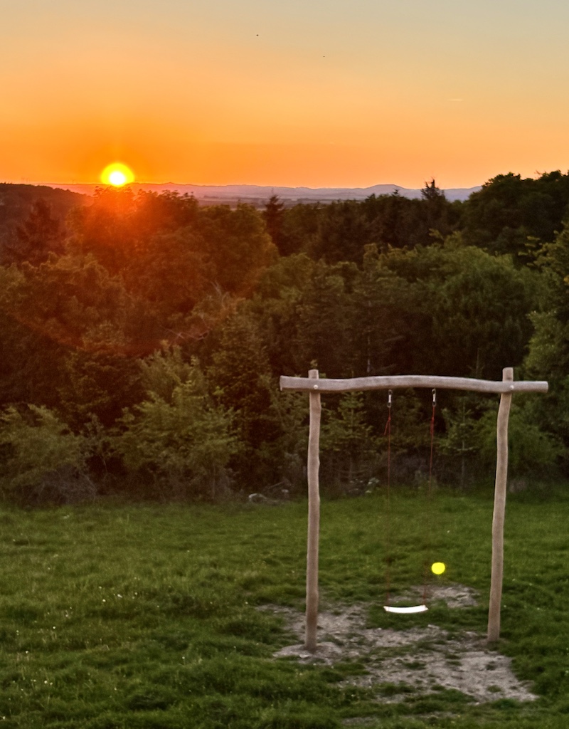Terrasse mit Garten und Feuerstelle der Ferienwohnung Stabenhof