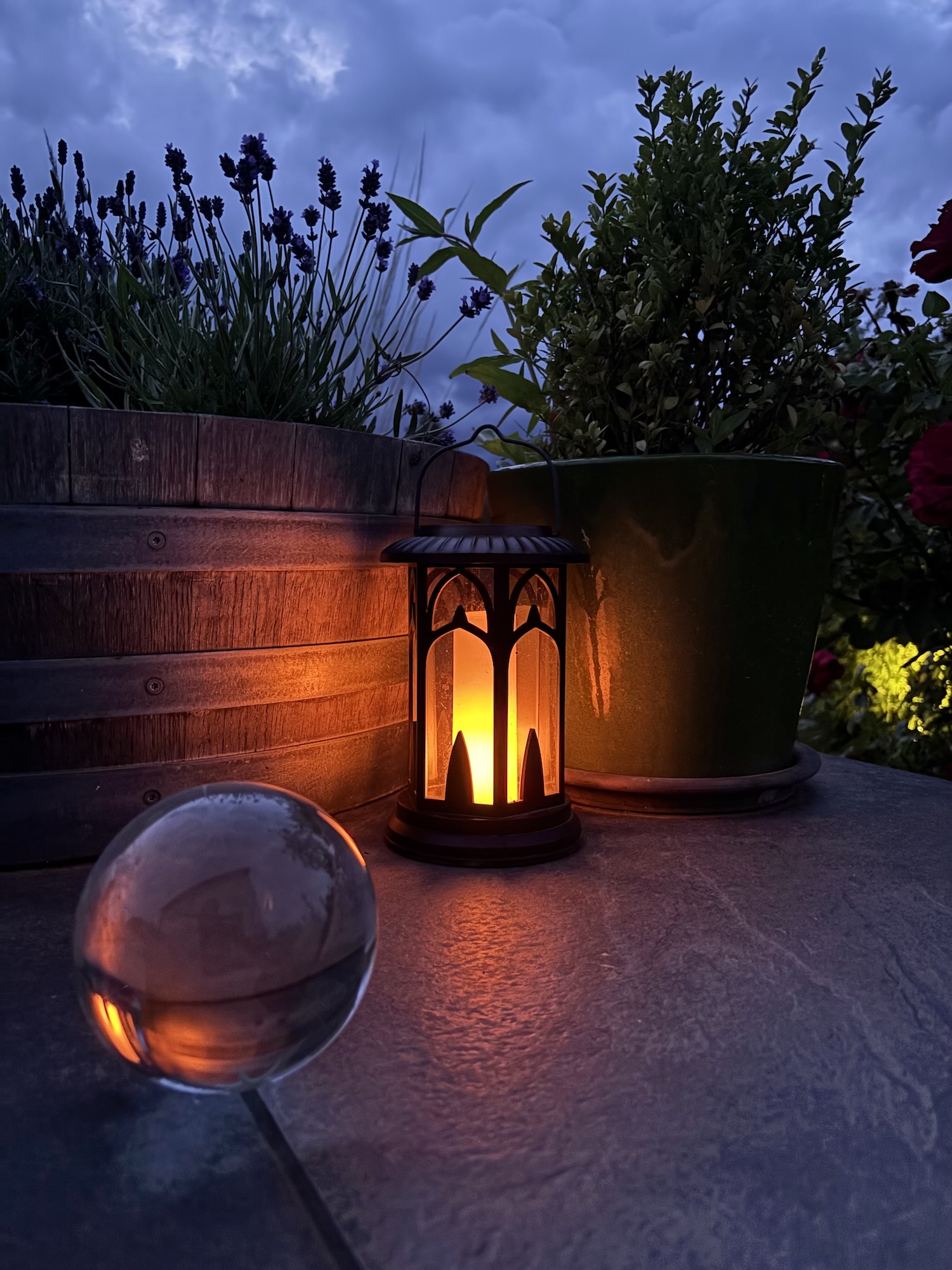 Laternenlicht auf der Terrasse in der Dämmerung