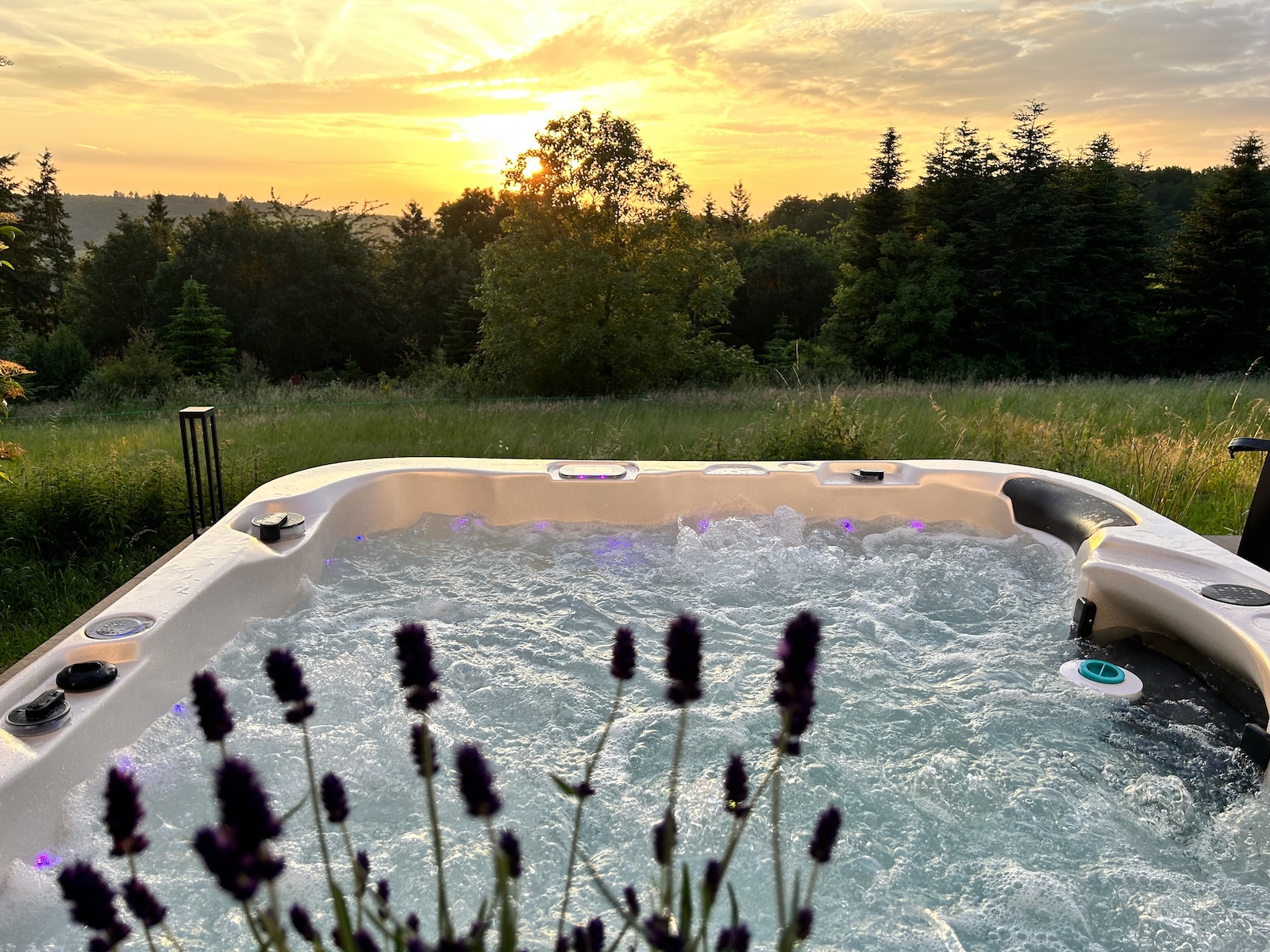 Whirlpool im Garten bei Sonnenuntergang