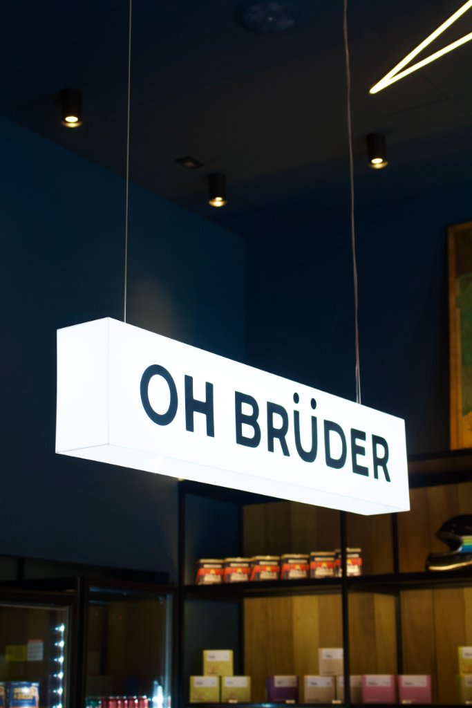 Interior completo da Oh Brüder — ambiente premium