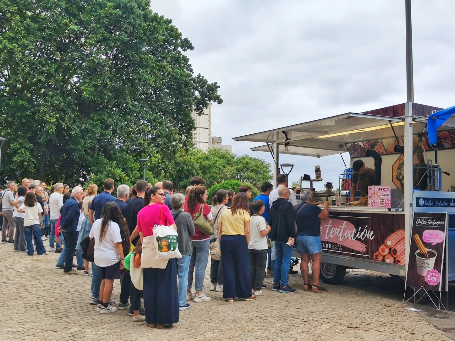 Churrería móvil de Dulce Tentación instalada en un evento al aire libre con cola de clientes