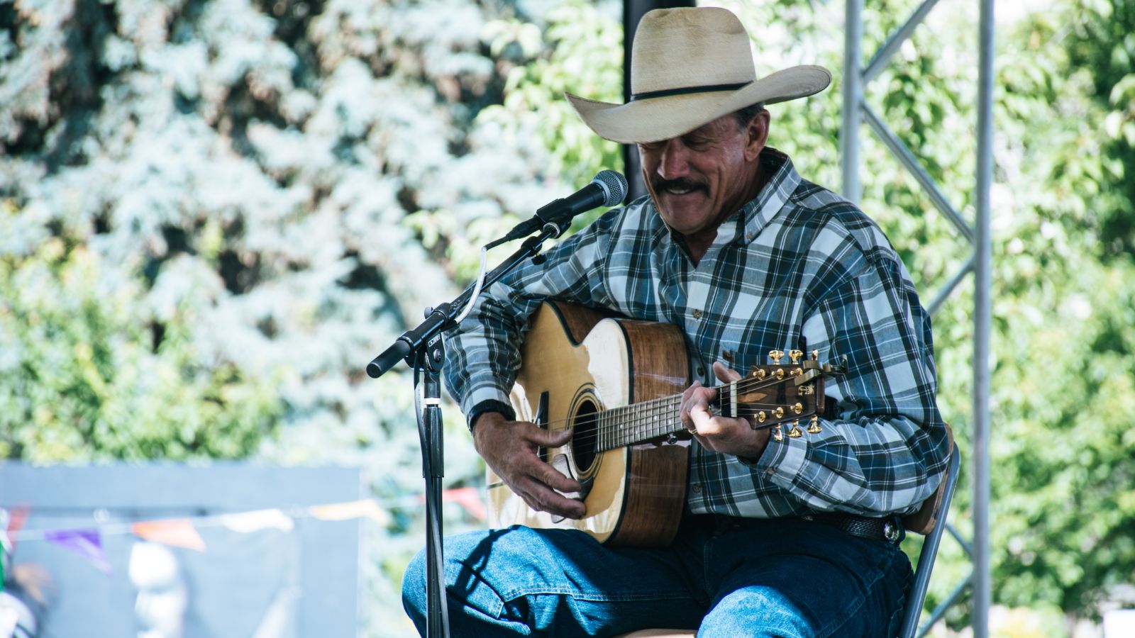 Man Playig Guitar. Real photograph by Brett Sayles / Pexels, sourced through Canva. Illustrative stock photo; not a photograph of the venues or services reviewed.