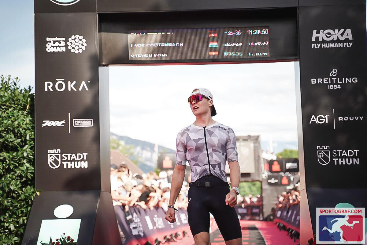 Lars Cortenbach bij de finish van de Ironman Thun