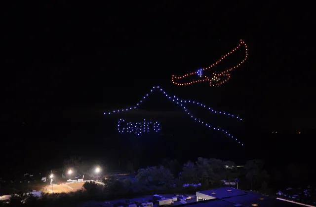 Spectacle sur-mesure de 500 drones lumineux composant un paysage lumineux dans le ciel nocturne