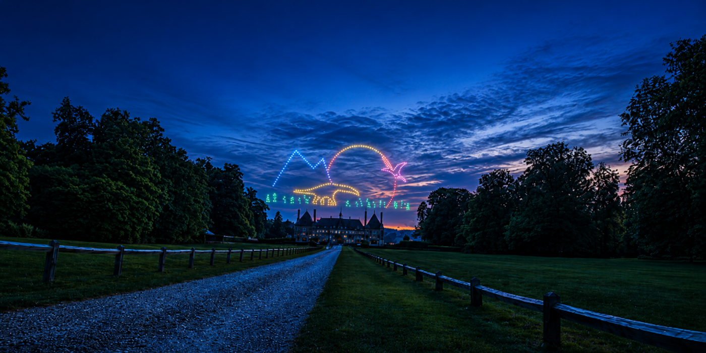 Spectacle de drones lumineux au-dessus du Château de Rosny-sur-Seine pour le festival Mille et un Feux