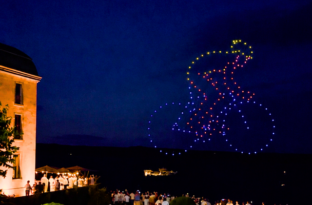 Spectacle sur-mesure de 700 drones lumineux dessinant un cycliste au-dessus du public