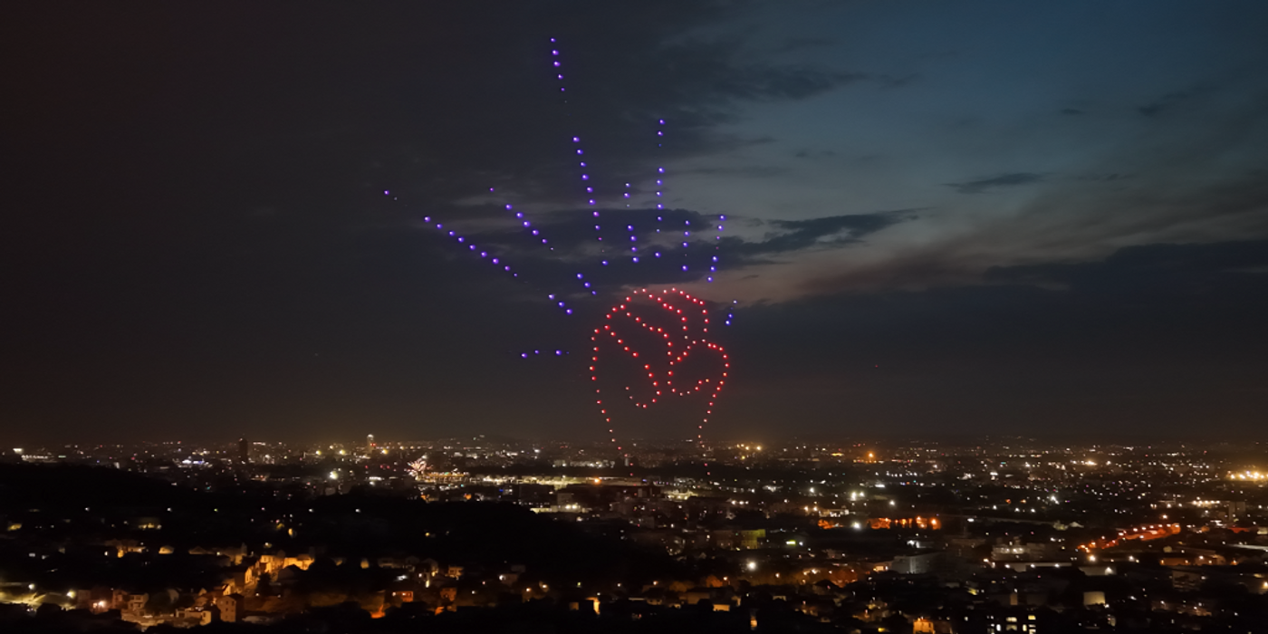 Spectacle de drones du 14 juillet 2026 à Noisy-le-Sec, drapeau tricolore et figures patriotiques