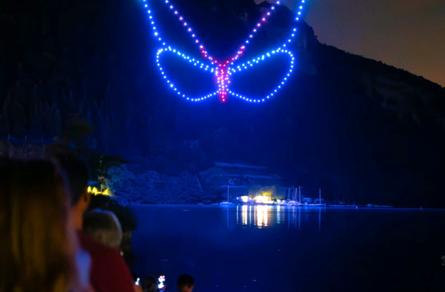 Spectacle sur-mesure de 400 drones lumineux formant un papillon dans le ciel nocturne