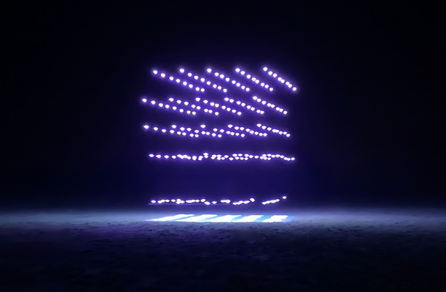 Décollage d'un essaim de drones lumineux lors d'un spectacle sur-mesure de 200 drones