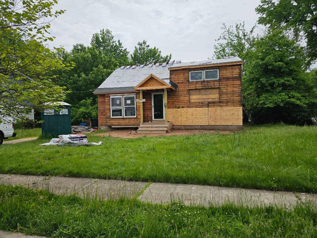 Nailer Installing HDZ Shingles