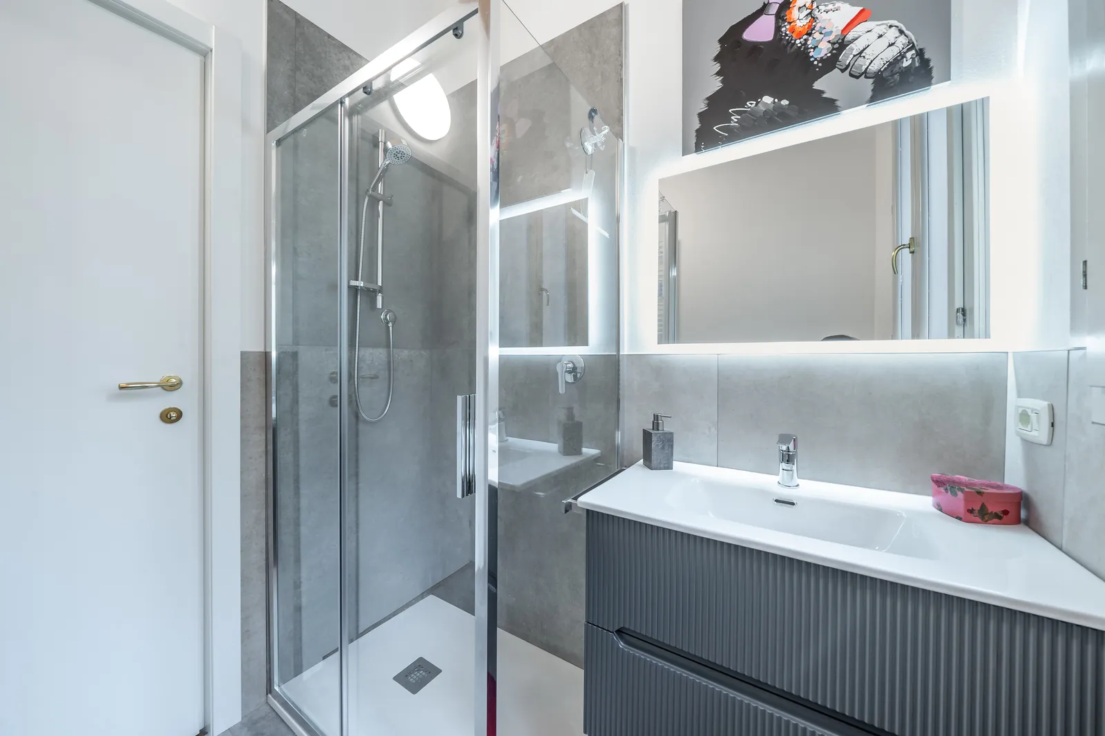 Bright modern bathroom with designer fixtures — Martin's Home