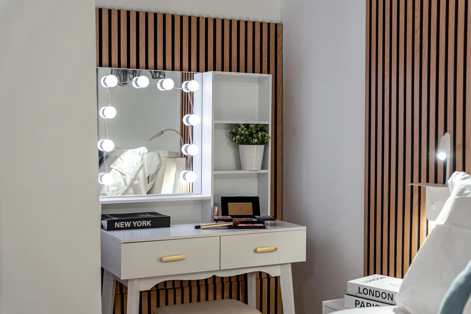 Vanity corner detail — Martin's Home Modena