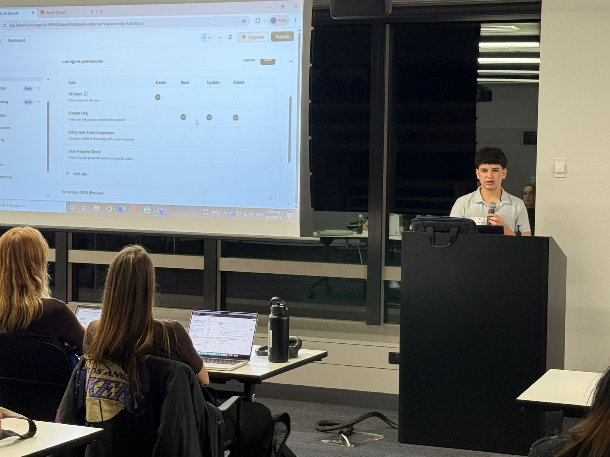 Itai Shai teaching a live Base44 workshop