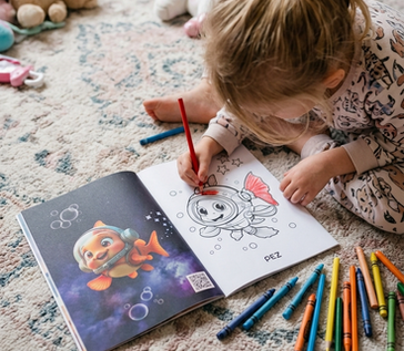 Niño coloreando el libro Animales Astronautas con códigos QR y realidad aumentada