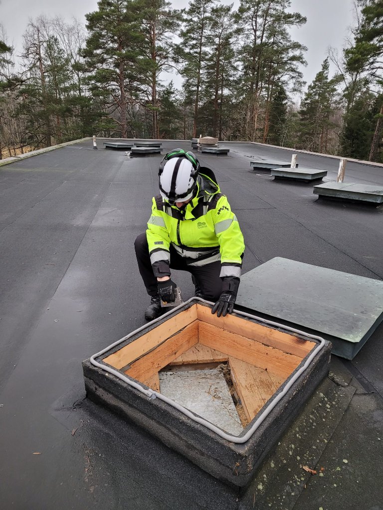 Rivitalojen kattoluukkujen tiivistyskorjaukset - Kirkkonummi