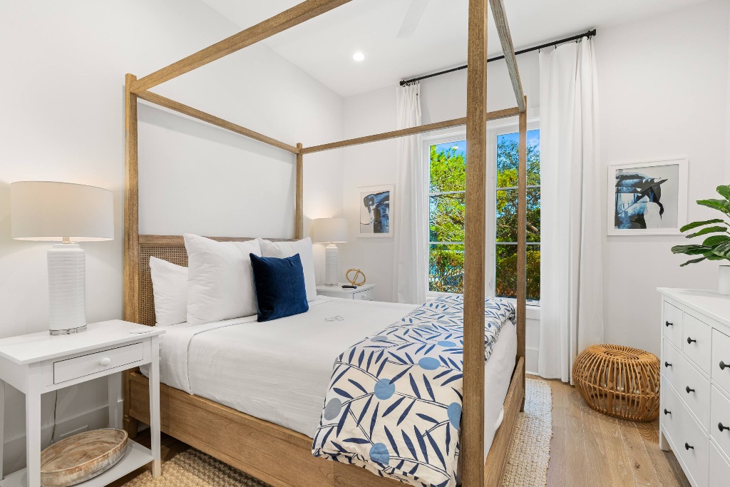 Four-poster bedroom with woven cane headboard