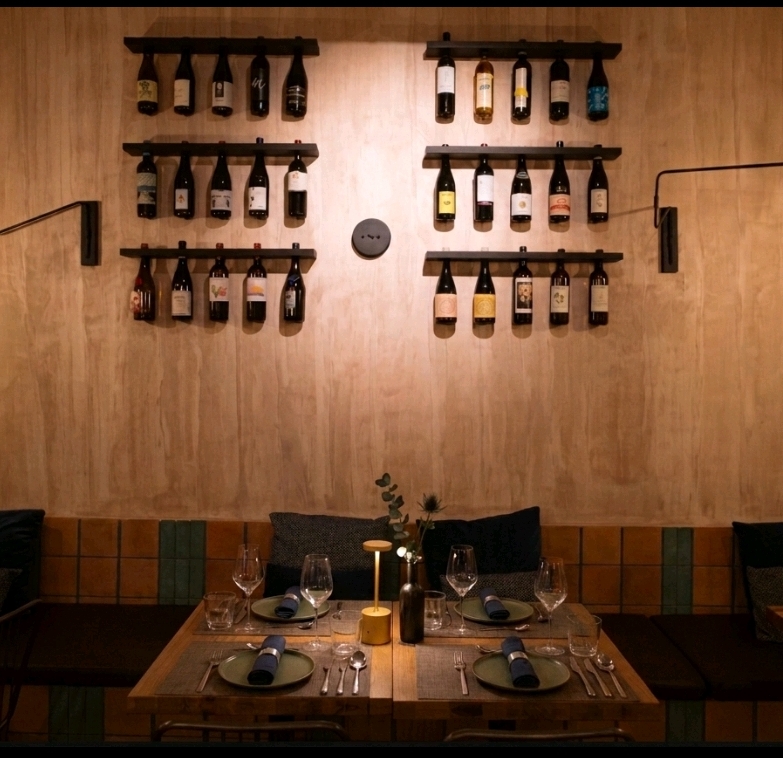 Interior de MICA Restobar