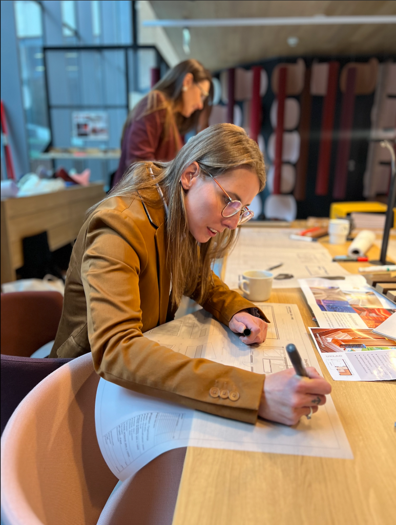 Arkitekt jobber med plantegninger