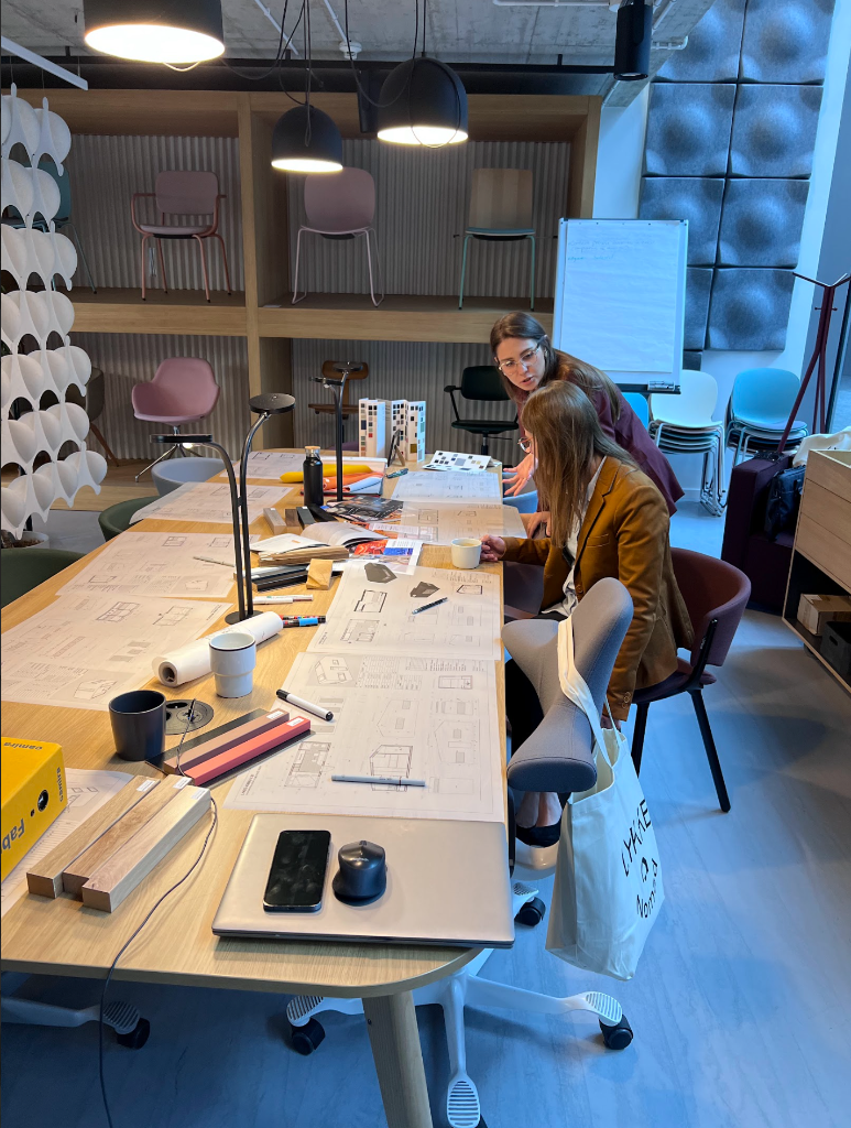Designteam jobber sammen i studio