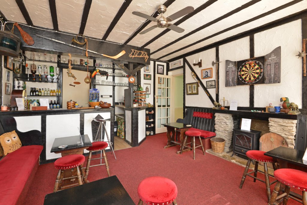 Honesty bar and guest lounge at Avoncourt Lodge