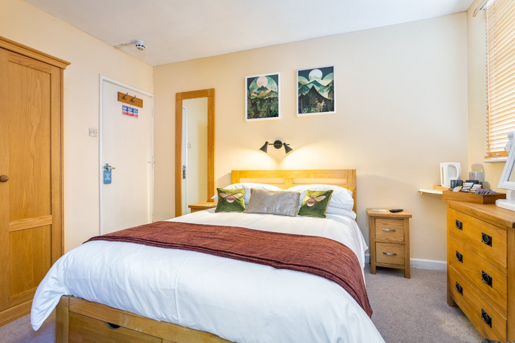 Ground floor double room with bee cushions at Avoncourt Lodge