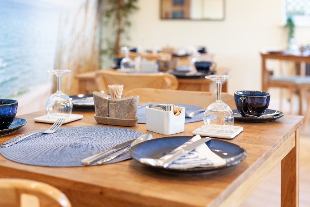 Breakfast table laid with blue crockery at Avoncourt Lodge