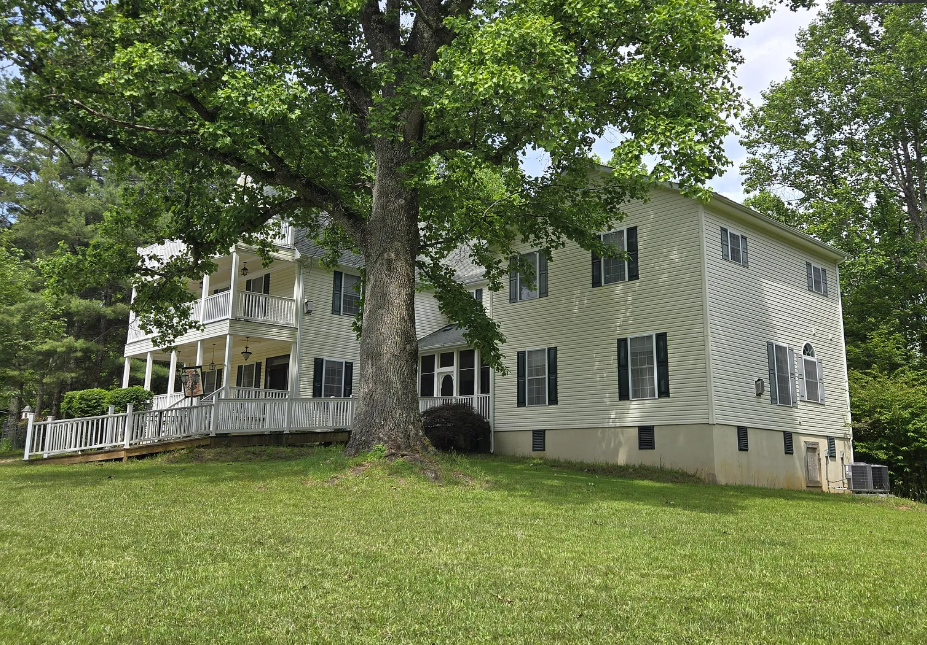 Emafini Mountain Lodge exterior with large oak tree