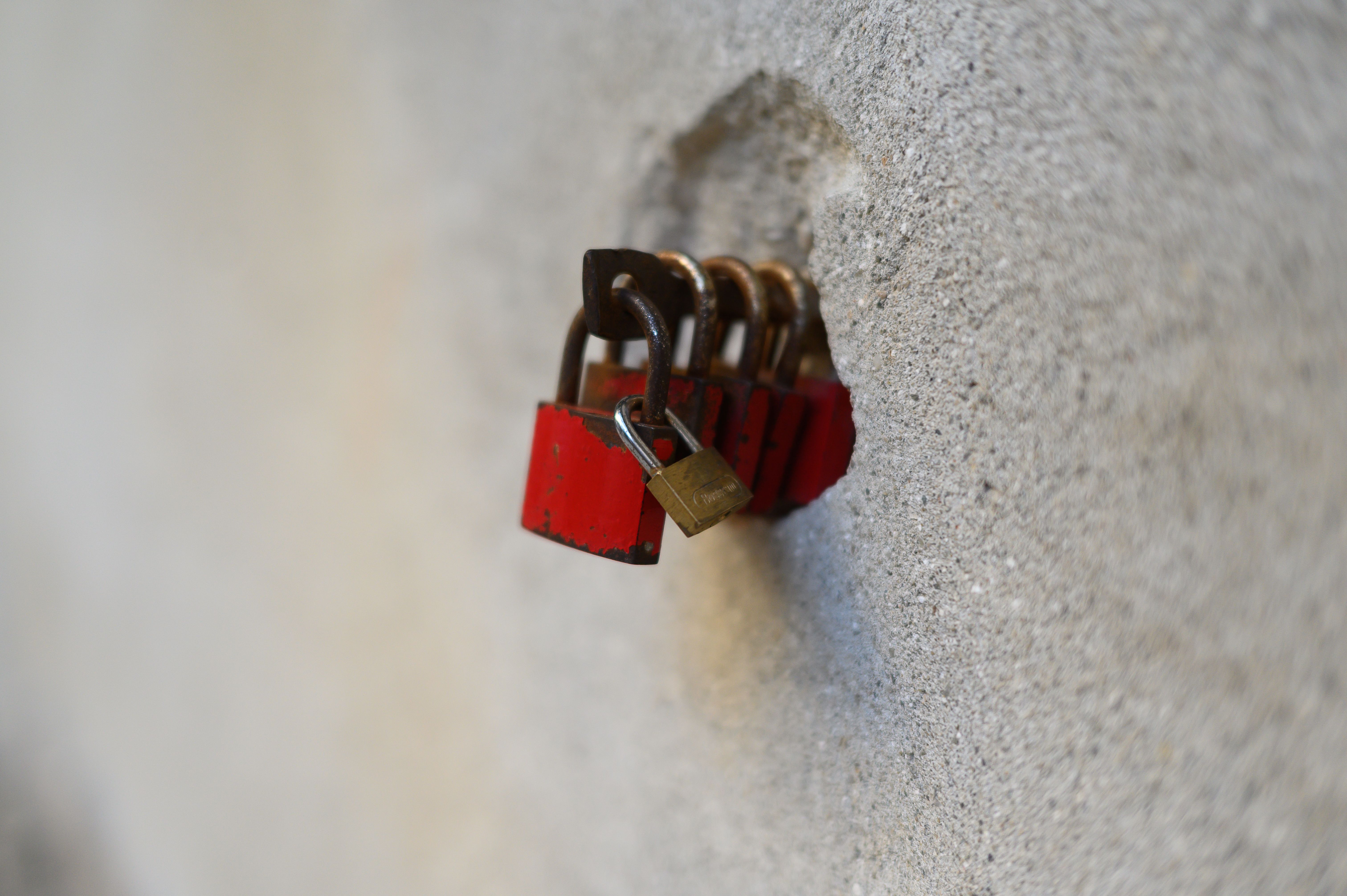 Zero Trust Security: Implementing Never Trust, Always Verify — Sufi Khan Sulaiman Zero Trust Security: Implementing Never Trust, Always Verify — Sufi Khan Sulaiman