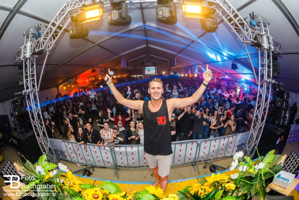 Franz Joseph DJ Crowd