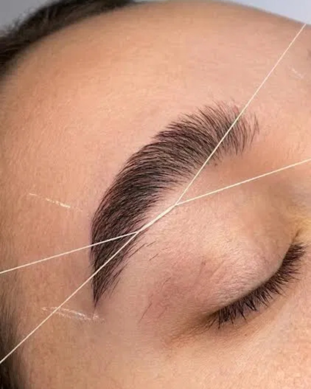 Cejas con hilo