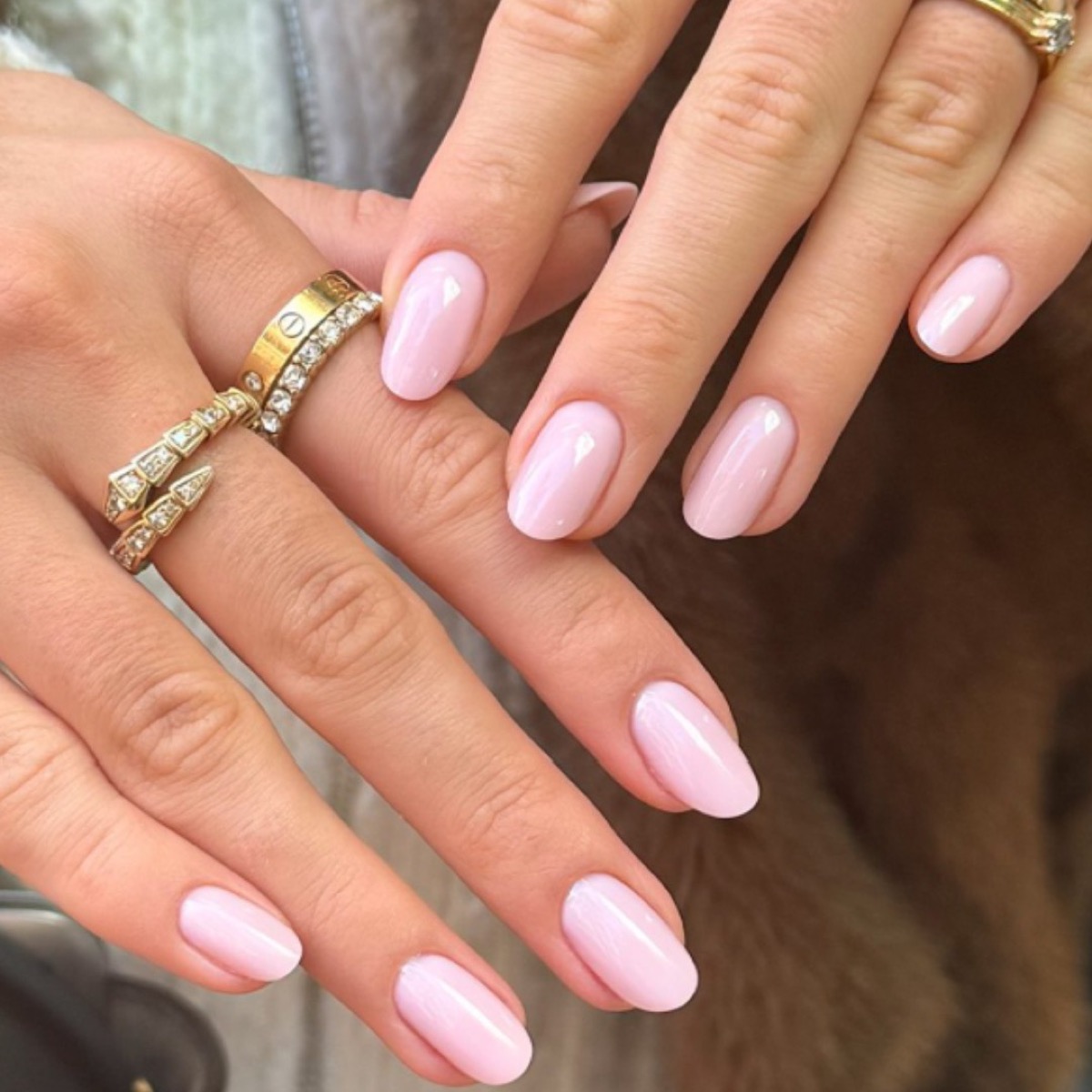 Uñas rosa empolvado