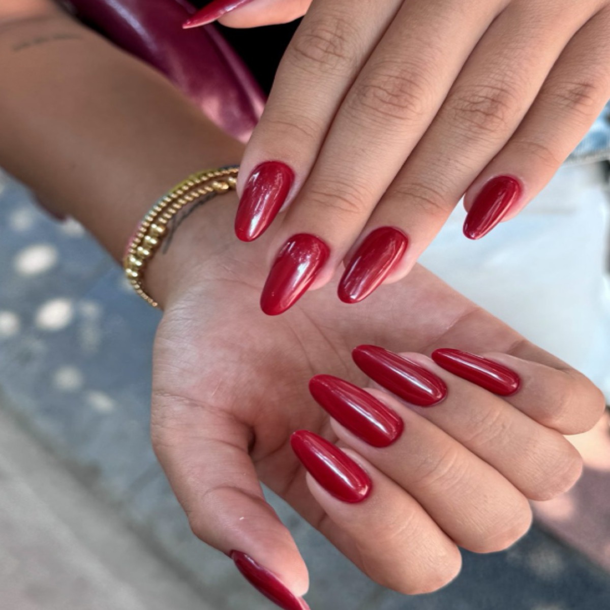 Uñas rojo cereza
