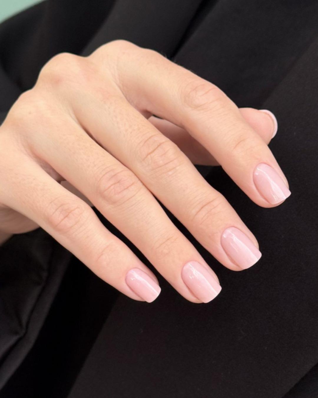 Manicura combinada · esmalte clásico