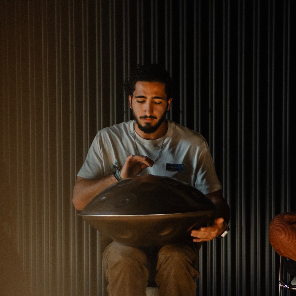 Hünkar mit Handpan