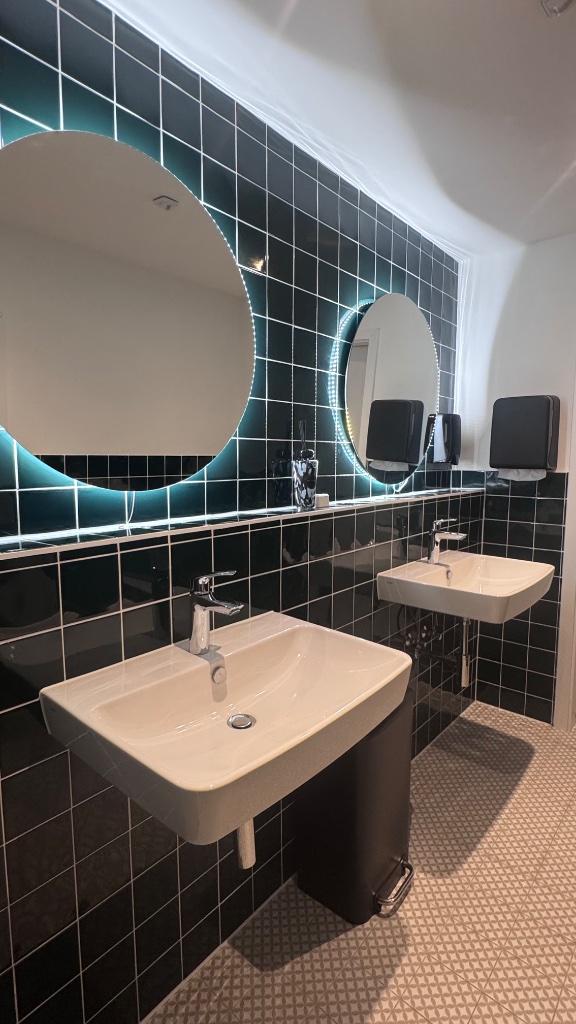 Badezimmer mit Spiegel