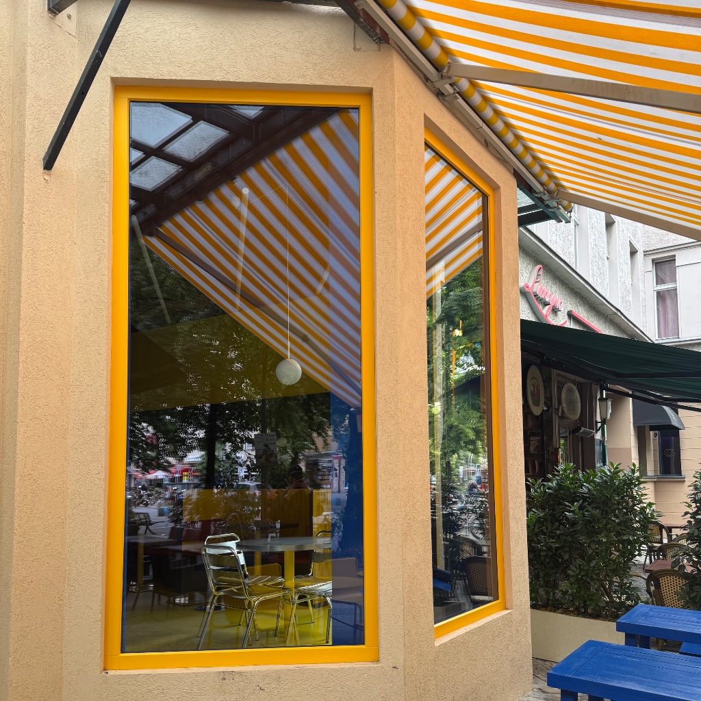 Schaufenster gelbe Rahmen
