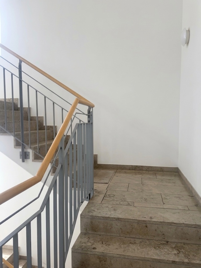 Treppenhaus mit Steinboden