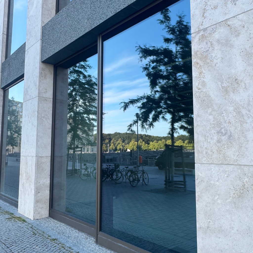 Glasfassade mit Spiegelungen