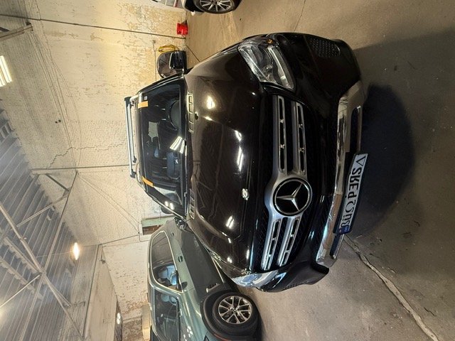 Black Mercedes-Benz GLS SUV at Capitol Glass shop