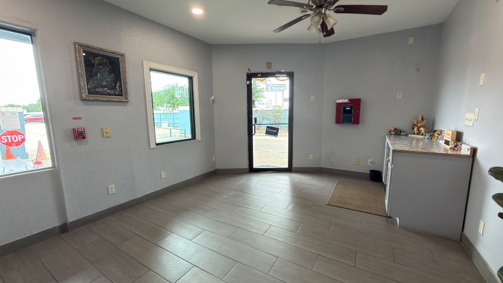Taj Inn & Suites — photo 8 of 25