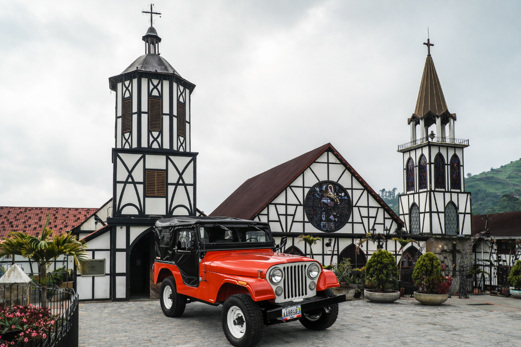 Jeep clásico en las montañas de Colonia Tovar