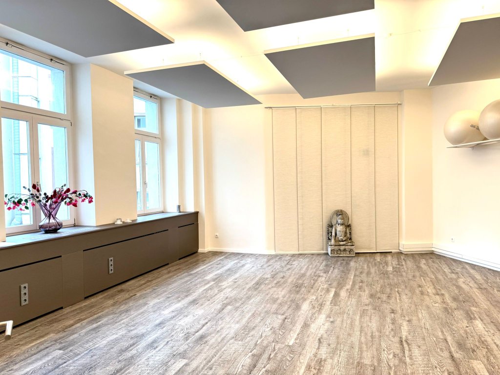 Saal mit Deckenbeleuchtung