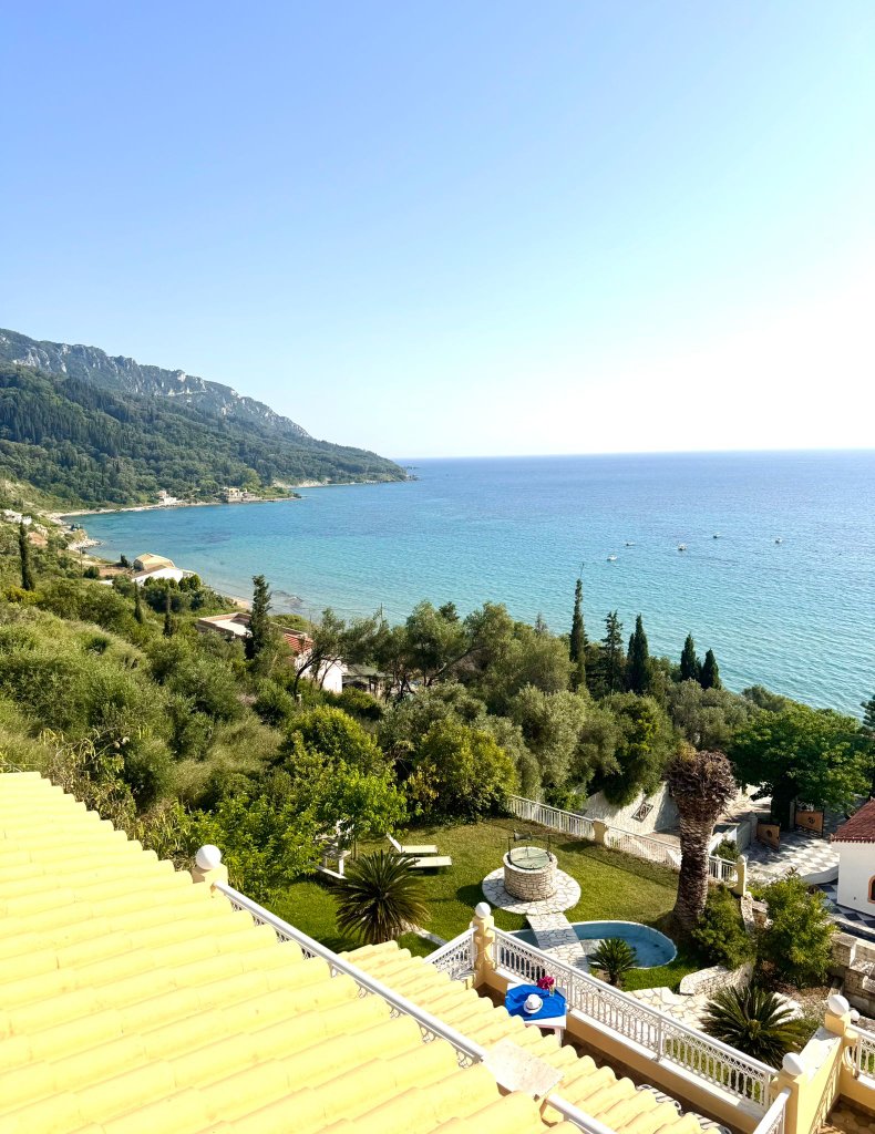 Flora House mit Pool & Meerblick