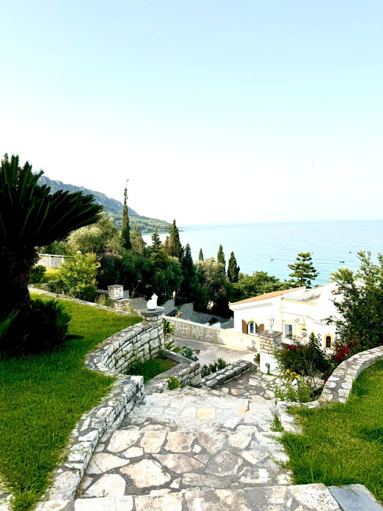 Flora House – Garten & Meerblick