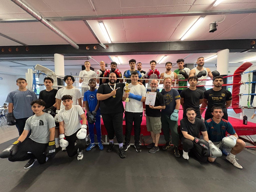Teamfoto nach dem Turniererfolg am Boxring